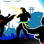 暗いシルエットの3人の人物が互いに対峙し、背景に明るい青空とぼんやりとした都市景観が描かれている。