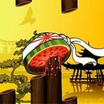 夕焼けの背景に、ハチマキを巻いたスイカが半分に切られた瞬間。