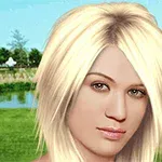 金髪の女性が池と緑の風景を背景にして立っている。