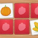 かぼちゃとトウモロコシが描かれたカードと、いちごのシルエットがあるカードが木目の背景に並んでいる。