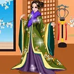 伝統的な緑色の着物を着た女性が紫色のショールを巻いて和風の室内に立っている。