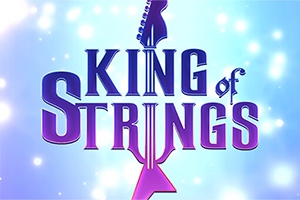 青い背景にギターのネックをあしらった「KING of STRINGS」というロゴデザイン。