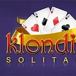 紫色の背景に4枚のトランプと金色のリボン、「klondike solitaire」のテキスト。