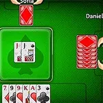 緑のテーブル上に複数のカードが配られているカードゲームの画面。