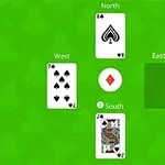 緑の背景に4枚のトランプカードが北、南、西、東に配置されている。
