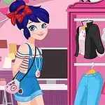 青い髪のアニメ風キャラクターが、洋服を選んでいるシーン。
