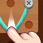 木製ボードに固定された2本のネジと青いひもを指で操作している様子。