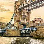 ロンドンのタワーブリッジが黄昏時の空の下に映える風景。