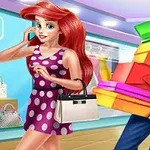 女性がショッピングを楽しんでいる様子で、男性がたくさんのギフトボックスを運んでいる。