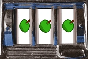 スロットマシンの3つのリールに同じ緑のリンゴの絵柄が揃っている画像。