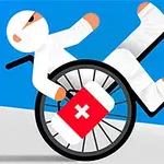 包帯を巻いた人物が車椅子に乗って傾斜を降りている様子。