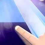 指で明るいタイルをタップしているイラスト。