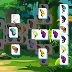 色とりどりの蝶が描かれたタイルが、森の背景に配置されている画像。