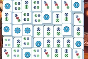 白いタイルに青、緑、赤の円形模様が描かれている画像。