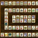 木製の背景に麻雀牌が格子状に並んでいる。