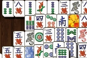 麻雀牌が木の背景に積み重なっている。