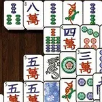麻雀牌が木の背景に積み重なっている。