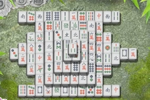 緑の背景にマージャン牌が整然と並べられている画像。