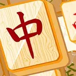 木製の背景に赤い漢字が描かれたタイルと他の模様入りタイル。
