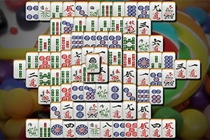 カラフルな背景の上に麻雀牌が積み重なっている画像。