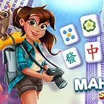 カメラを持った女性キャラクターと麻雀の牌が高層ビルを背景に配置されているイラスト。