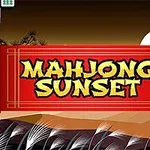 赤い巻物の中央に大きく黄色で「MAHJONG SUNSET」と書かれた文字、背景に夕日と波が描かれている。