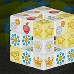 白いキューブがグリッド上に配置され、側面には星、花、歯車、王冠、リンゴのイラストが描かれている。