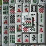 白地に赤、緑、黒の模様や漢字が描かれた麻雀牌が並んでいる。