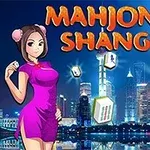 紫色のチャイナドレスを着た女性と背景に夜景が広がる上海の街並み、浮かぶ複数の麻雀牌。