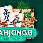 麻雀牌の背景に花や鳥が描かれた装飾的なデザイン。