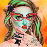 緑色の肌と赤い眼鏡を着けた女性が、炎の背景でクモの巣模様のアクセサリーを身につけている。