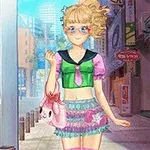 金髪の少女がカラフルな服装で買い物バッグを持ち、都市の商店街を歩いている。