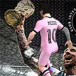 ピンク色のサッカー選手のユニフォームを着た人物がボールを持ち、背景には笑顔の選手とサッカークラブのエンブレムがある。