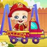 公園で消防車のおもちゃで遊ぶ消防士の帽子をかぶった男の子とピンクのリボンをつけた女の子。