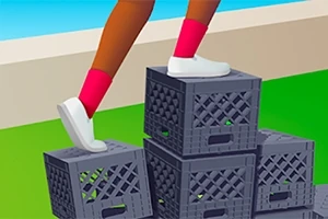 プラスチックのミルククレートを積み重ねた上を歩く人物の足。