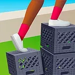 プラスチックのミルククレートを積み重ねた上を歩く人物の足。