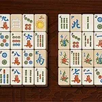 木製のテーブルの上に並べられた麻雀の牌。