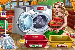 妊婦の女性が洗濯機の前に立ち、玩具と衣類用のカゴが床に置かれている。