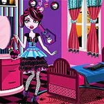 ピンクの部屋に個性的なファッションのキャラクターが立っている様子。