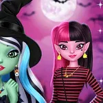 魔女の帽子を被った緑の肌の少女と、黒と赤のストライプの服を着たピンクと黒のヘアカラーの少女が、満月の夜に背景を背に立っているイラスト。