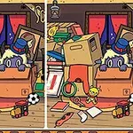 部屋の中に積み重なったダンボールの中から、帽子をかぶったキャラクターが顔を出し、周りにはぬいぐるみやサッカーボール、その他の小物が散らばっている。