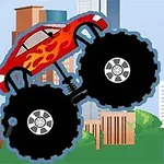 赤い炎のペイントが施された大きなタイヤの車が都市の背景でジャンプしている様子。