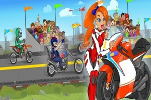 レース場でオレンジのヘルメットとバイクに乗った女性ライダーが観客の前でポーズを取っている。