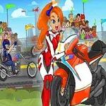 レース場でオレンジのヘルメットとバイクに乗った女性ライダーが観客の前でポーズを取っている。