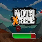 赤い服を着たモトクロスライダーが、険しい山をバックにバイクでジャンプするシーン。