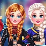 3人のアニメキャラクターが鮮やかな衣装を着て並んでいる。
