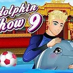 金髪の男性がイルカを抱えている様子と、背景に赤い装飾の中国風建物があるイラスト。