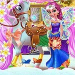 妖精のような羽を持つ女性が、花で飾られたピンクのたてがみの馬と一緒にいる。