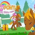 ピンクのジャケットとヘルメットを着た女の子が表彰台で優勝トロフィーを持ち、ポニーが優勝メダルを付けているイラスト。