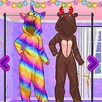 虹色のユニコーンとドラゴンの着ぐるみを着たキャラクターとトナカイの着ぐるみのキャラクターが並んでいる画像。